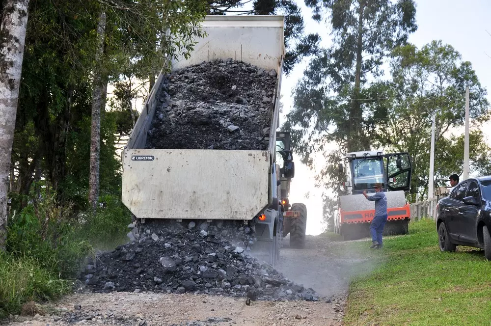 Estradas de Rio Negro recebem empedramento e patrolamento